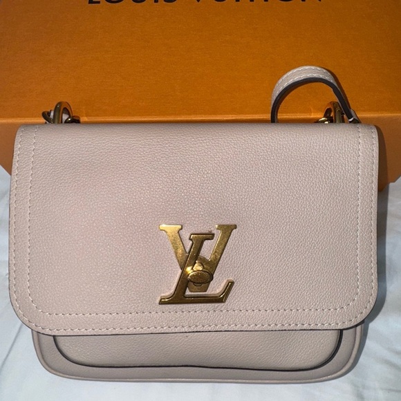 Louis Vuitton Grained Calfskin Lockme Chain Bag Greige - Picture 6 of 16